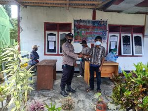 Sambil Himbau Prokes, Bhabinkamtibmas Desa Puroo Bagikan Masker Ke Warga Binaan