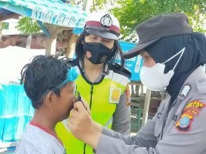 Satlantas Polres Palu Bagikan Masker dan Pasang Stiker “Ayo Pakai Masker” Pada Kendaraan Umum