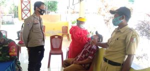 Bhabinkamtibmas Desa Kadidia Kawal Pelaksanaan Rapid Test Kepada Warganya