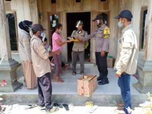 Bhabinkamtibmas Melakukan Pendampingan Penyerahan Bantuan Vitamin dan Maseker