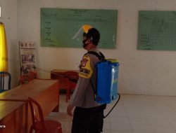 Bhabinkamtibmas Desa Porame Bersama Satgas covid desa Lakukan penyemprotan disinfektan