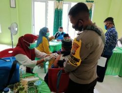 POLSEK BIROMARU KAWAL DAN LAKUKAN PENGAMANAN VAKSINASI KE SEKOLAH