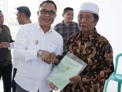 Wabup Sigi Serahkan Sertifikat Warga Huntap Pombewe