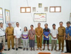 Wabup Sigi Serahkan Buku Rekening Pembangunan Rumah Korban Banjir di Palolo